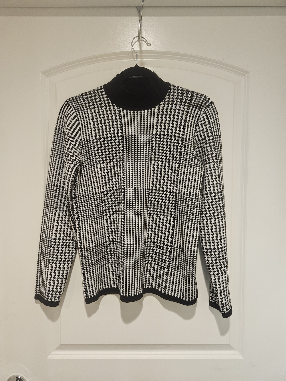 Tahari Black and White Houndstooth Turtleneck Sweater # 964